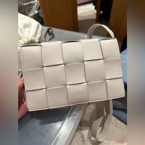 shoulder bag, white color, excellent condition, not come with dusty bag.